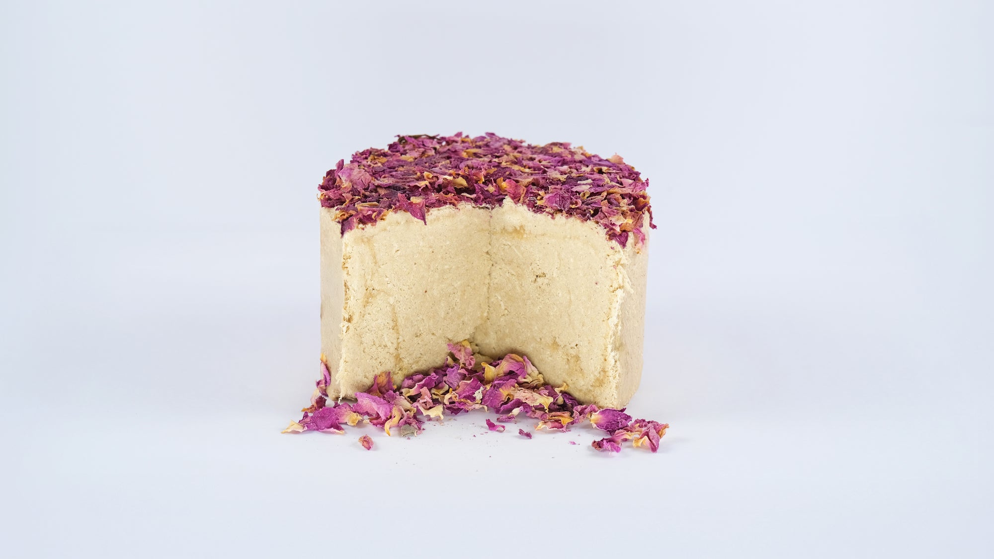 Cut view of Premium Rose Halva Cake showing texture and rose petal topping
Aangesneden Premium Halva Cake met zicht op de textuur en rozenblaadjes
Aufgeschnittener Premium Halva-Kuchen mit sichtbarer Textur und Rosenblättern