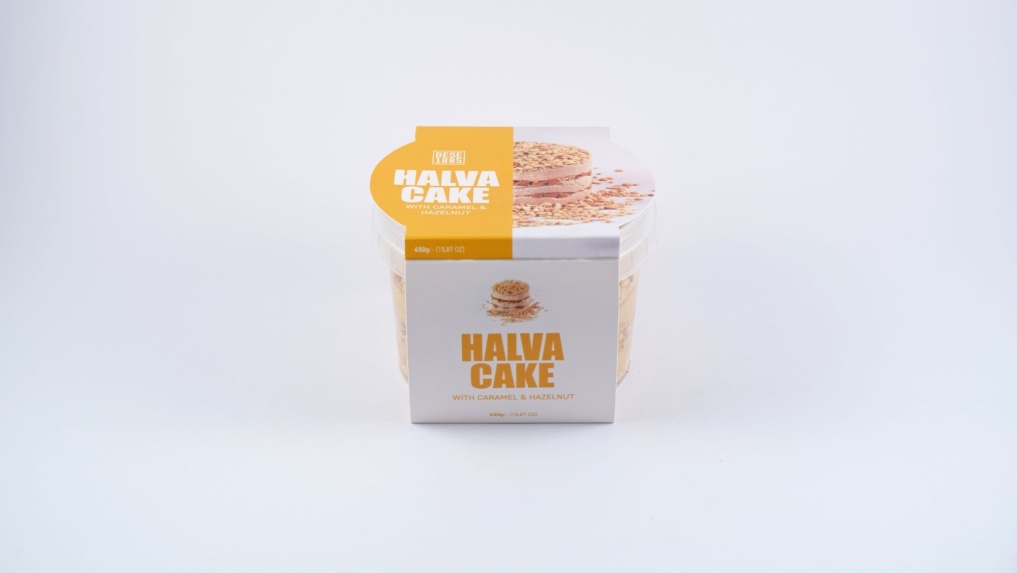 Front view of Premium Halva Cake – Caramel & Hazelnut – 450g in branded box and jar
Vooraanzicht van Premium Halva Cake – Karamel & Hazelnoot – 450g in merkverpakking en pot
Vorderansicht des Premium Halva-Kuchens – Karamell & Haselnuss – 450g in Markenverpackung und Glas