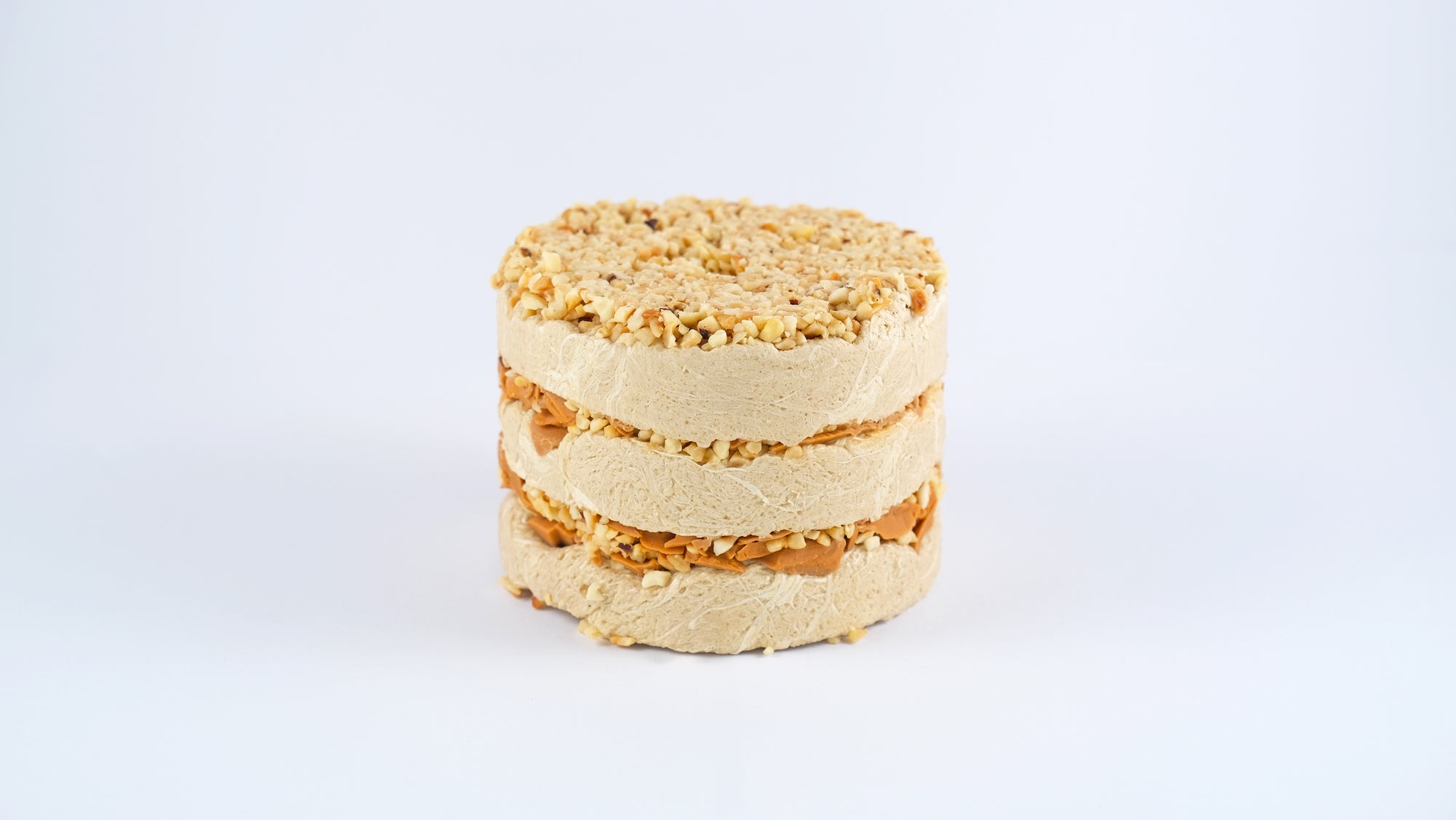 Upright Premium Halva Cake – Caramel & Hazelnut – 450g against plain background
Staande Premium Halva Cake – Karamel & Hazelnoot – 450g tegen egale achtergrond
Aufrecht stehender Premium Halva-Kuchen – Karamell & Haselnuss – 450g vor einfachem Hintergrund