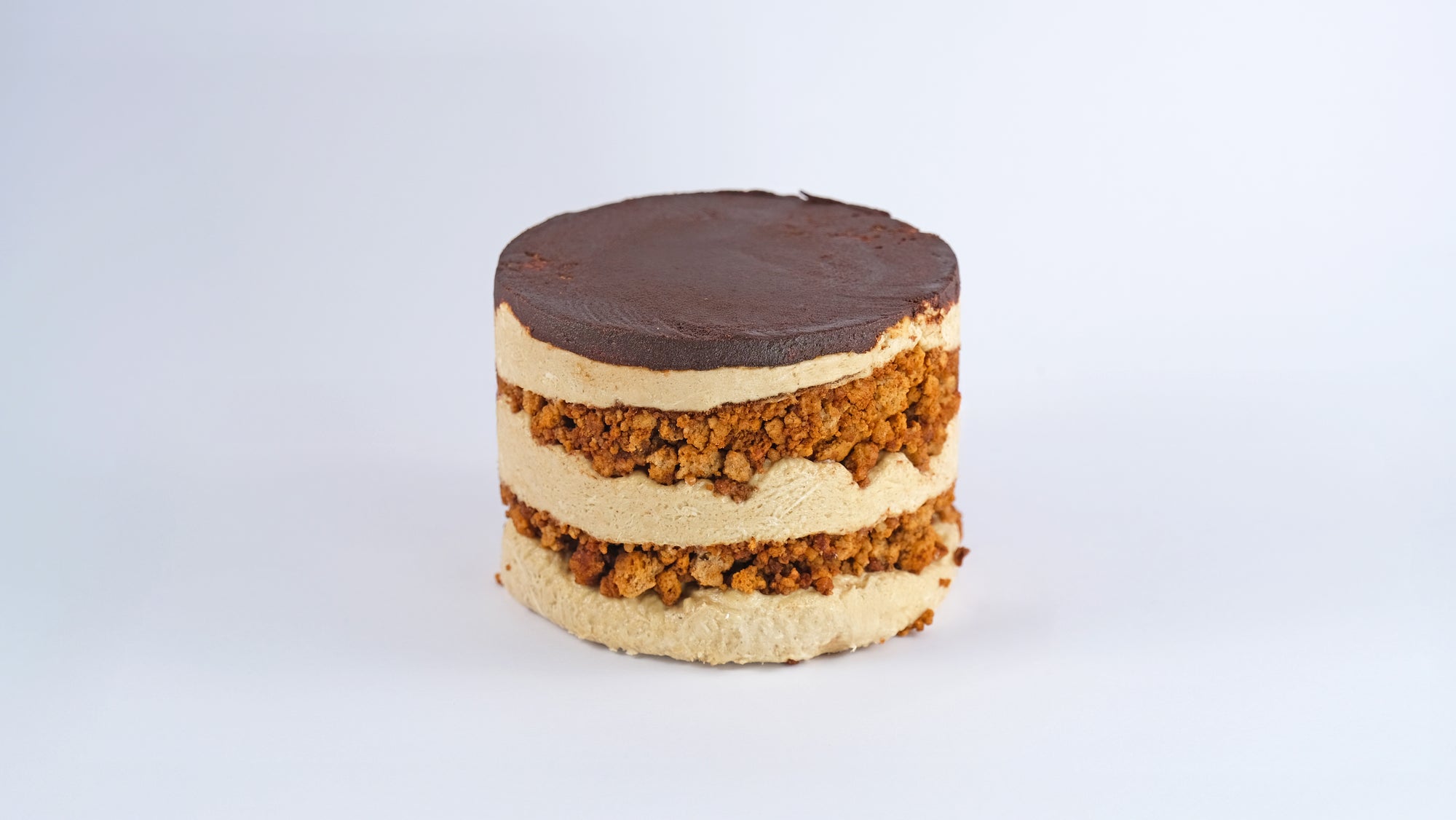 Side view of Premium Halva Cake – Cinnamon & Bitter Almond – 450g showing layered tahini and almond texture
Zijaanzicht van Premium Halva Cake – Kaneel & Bittere Amandel – 450g met lagen van tahin en amandelstructuur
Seitenansicht des Premium Halva-Kuchens – Zimt & Bittermandel – 450g mit Tahin- und Mandelschichten