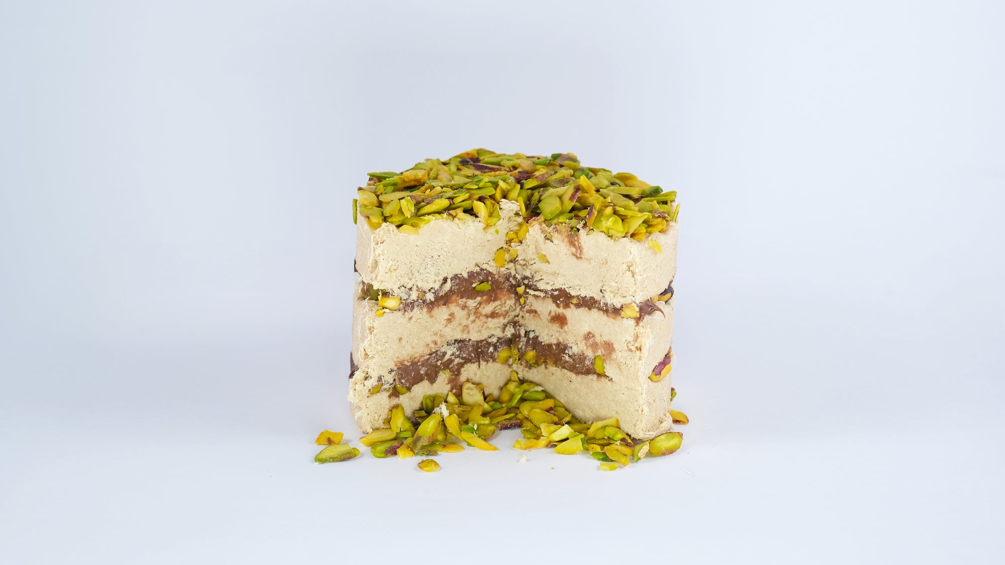 Cross-section of Halva Cake revealing chocolate and pistachio layers
Doorsnede van Halva Cake met chocolade- en pistachelagen
Querschnitt des Halva-Kuchens mit Schokoladen- und Pistazienschichten