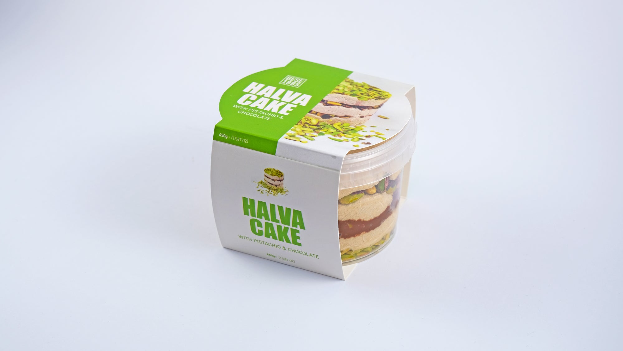 Premium Halva Cake in clear tub packaging from right angle
Premium Halva Cake in transparante verpakking vanaf rechterhoek
Premium Halva-Kuchen in durchsichtiger Verpackung von rechts betrachtet