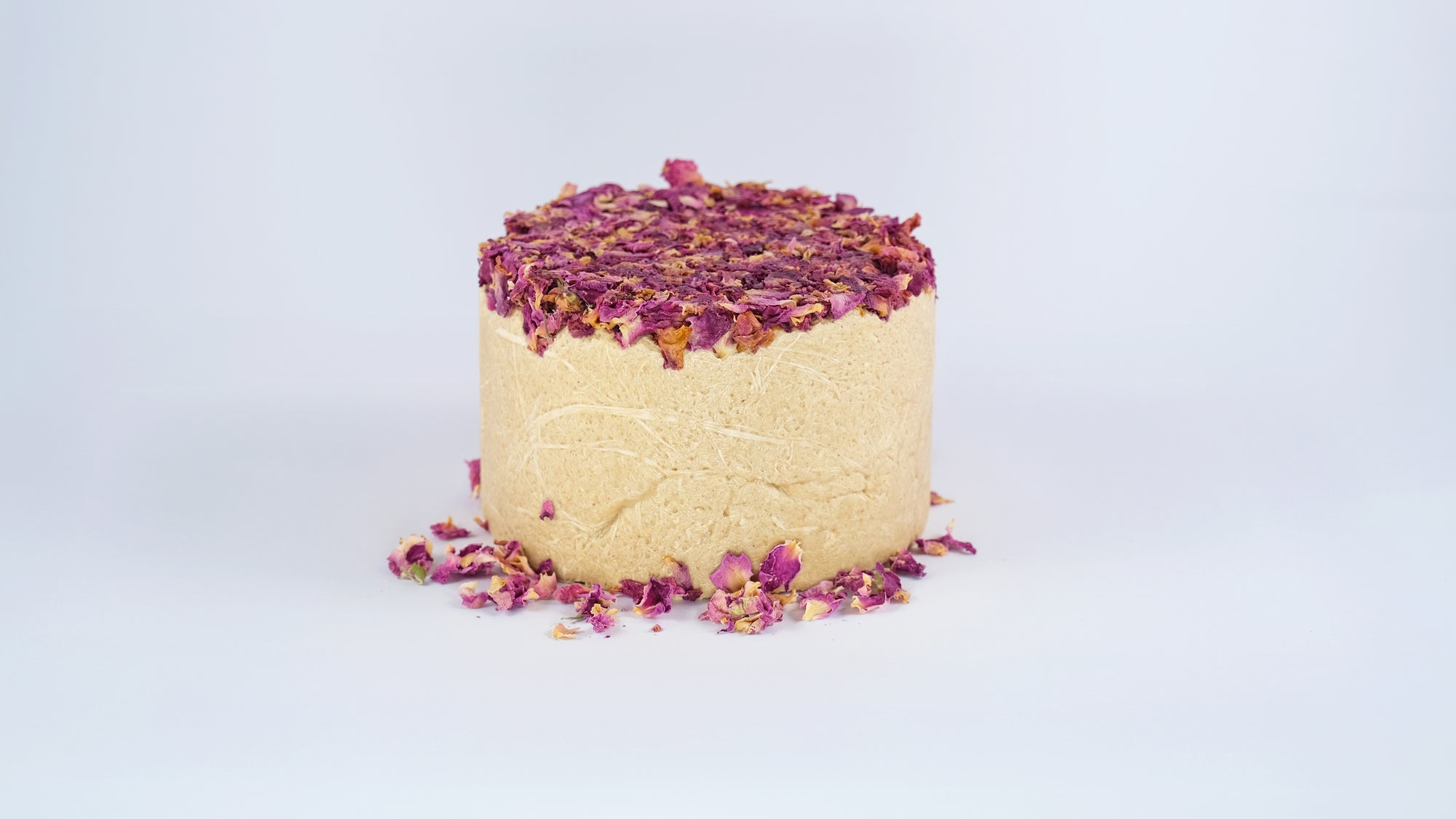 Premium Halva Cake topped with dried rose petals on plain white background

Premium Halva Cake bedekt met gedroogde rozenblaadjes op witte achtergrond

Premium Halva-Kuchen mit getrockneten Rosenblättern auf weißem Hintergrund