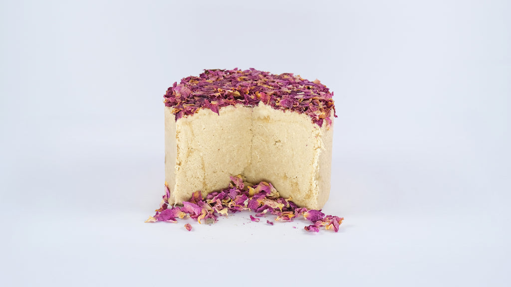 Cut view of Premium Rose Halva Cake showing texture and rose petal topping

Aangesneden Premium Halva Cake met zicht op de textuur en rozenblaadjes

Aufgeschnittener Premium Halva-Kuchen mit sichtbarer Textur und Rosenblättern