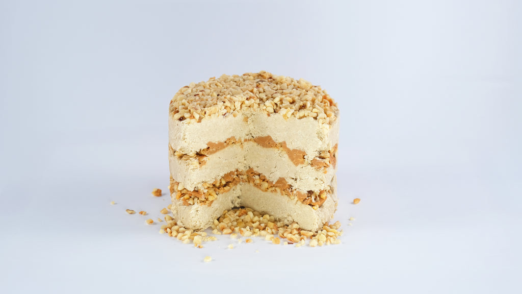 Side view of stacked slices of Premium Halva Cake – Caramel & Hazelnut – 450g

Zijaanzicht van gestapelde plakjes Premium Halva Cake – Karamel & Hazelnoot – 450g

Seitenansicht der gestapelten Scheiben Premium Halva-Kuchen – Karamell & Haselnuss – 450g
