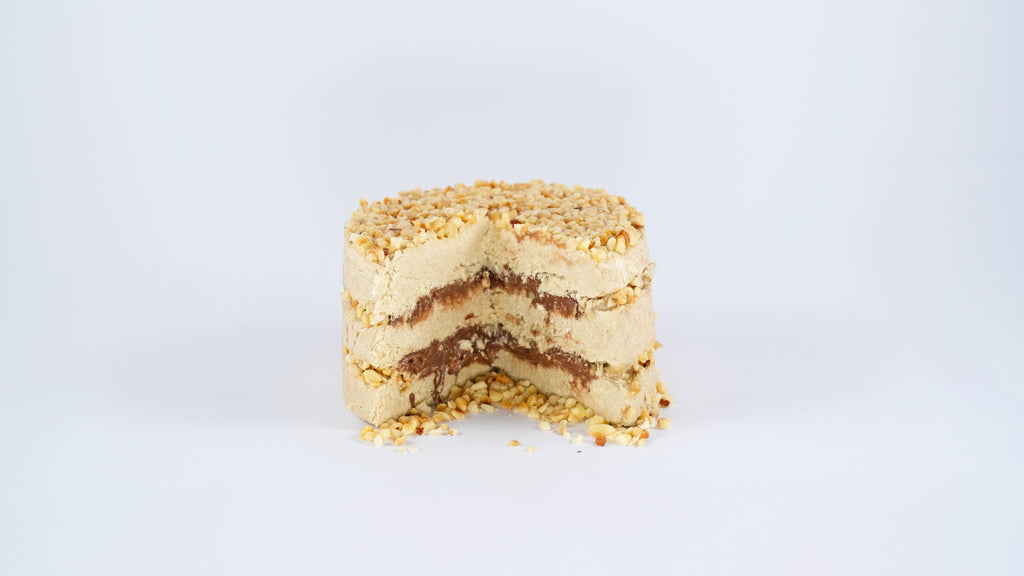 Cut section of Premium Halva Cake showing chocolate layers and nut texture

Doorsnede van Premium Halva Cake met zichtbare chocoladelagen en notenstructuur

Querschnitt des Premium Halva-Kuchens mit sichtbaren Schokoladenschichten und Nussstruktur
