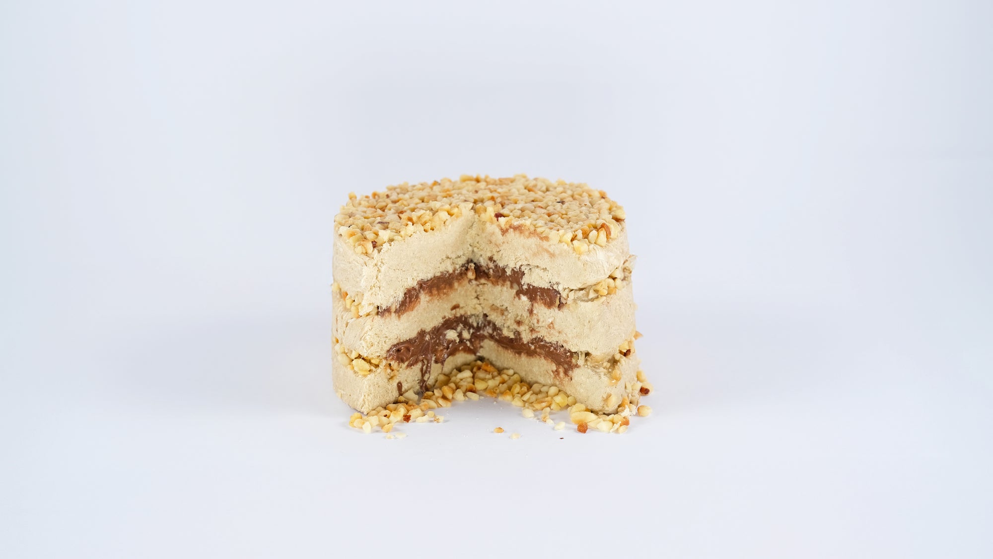 Cut section of Premium Halva Cake showing chocolate layers and nut texture

Doorsnede van Premium Halva Cake met zichtbare chocoladelagen en notenstructuur

Querschnitt des Premium Halva-Kuchens mit sichtbaren Schokoladenschichten und Nussstruktur